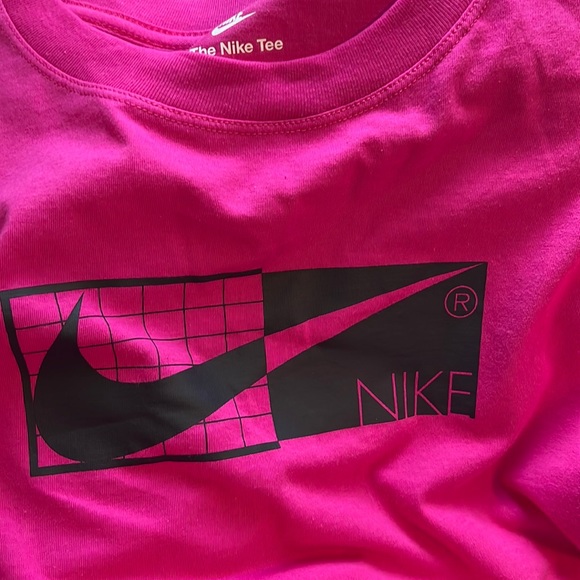 The Nike Tee Women’s T-Shirt Hot Active Pink Medium NWT - Picture 1 of 1